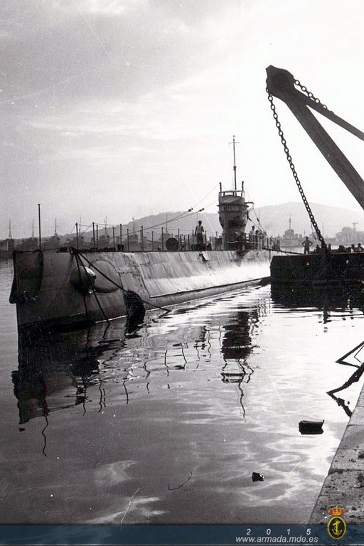 Submarino B-2 atracado a una batea.